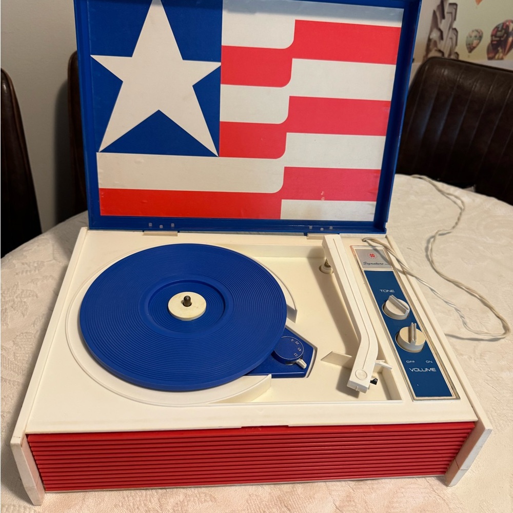 Signature Junior Phono vintage 60s/ 70s Record Player Red White Blue star stripe